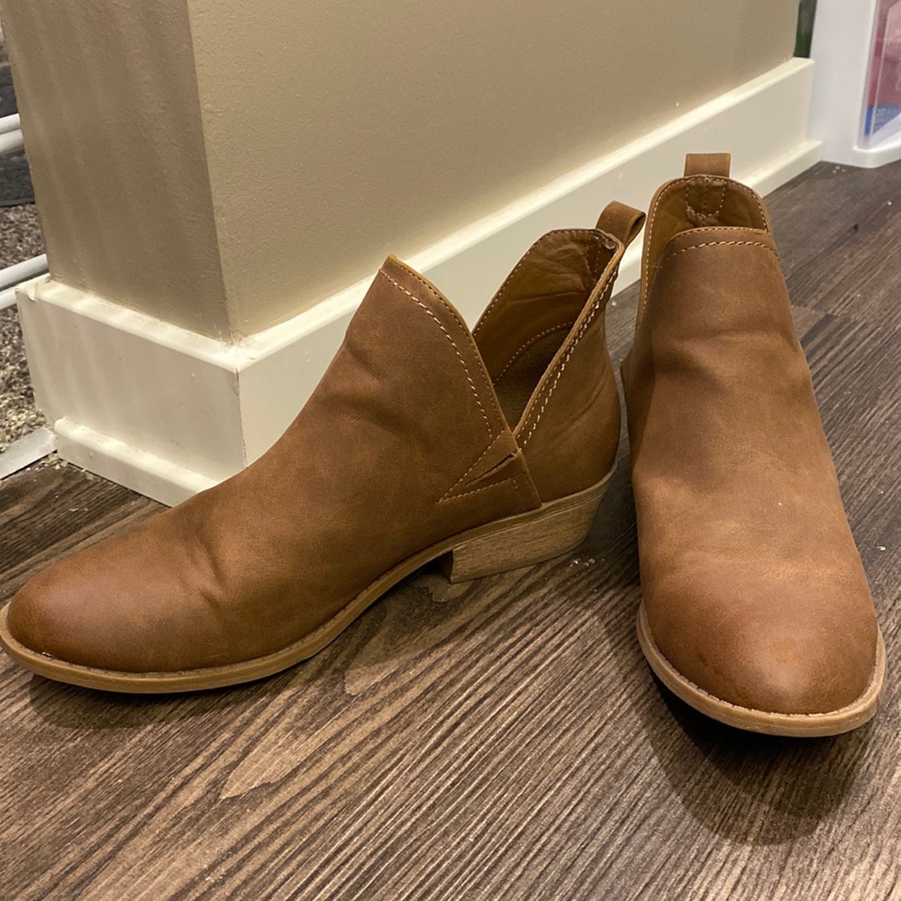 Universal Thread brown size 9 bootie